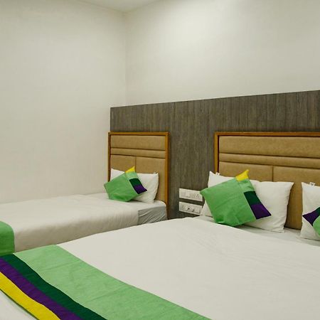Hotel Treebo Urban, 1 Km From Railway Station Surat Zewnętrze zdjęcie