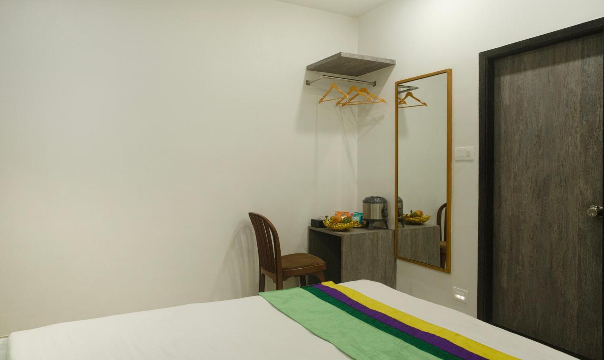 Hotel Treebo Urban, 1 Km From Railway Station Surat Zewnętrze zdjęcie