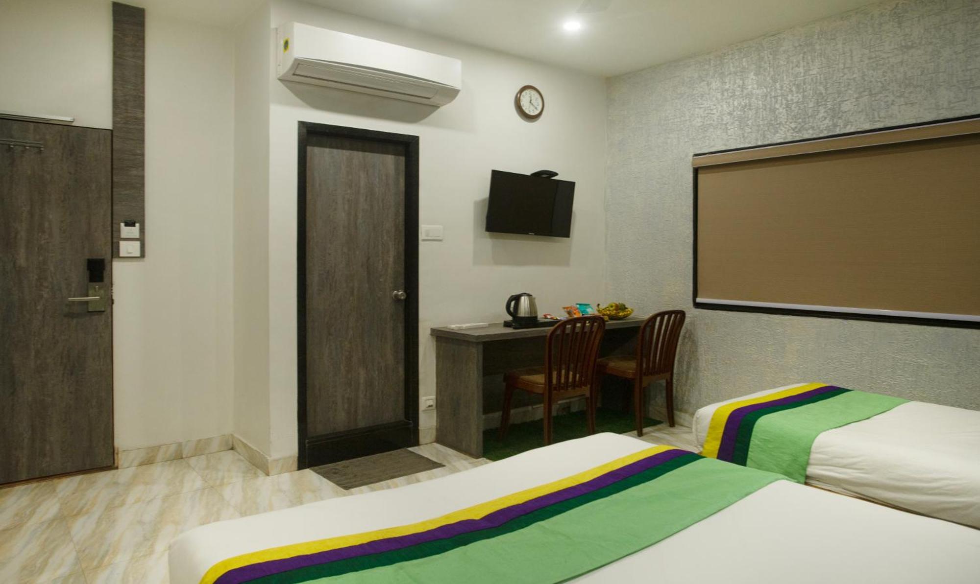 Hotel Treebo Urban, 1 Km From Railway Station Surat Zewnętrze zdjęcie